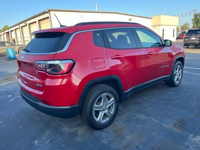 Used 2024  Jeep Latitude image 2