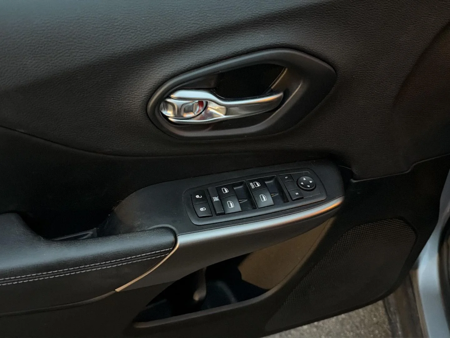 Used 2019 Billet Silver Metallic Clearcoat Jeep Latitude image 17
