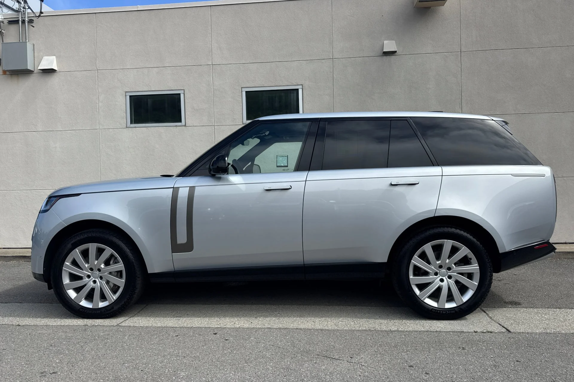 Used 2024 Silver Land Rover SE image 5