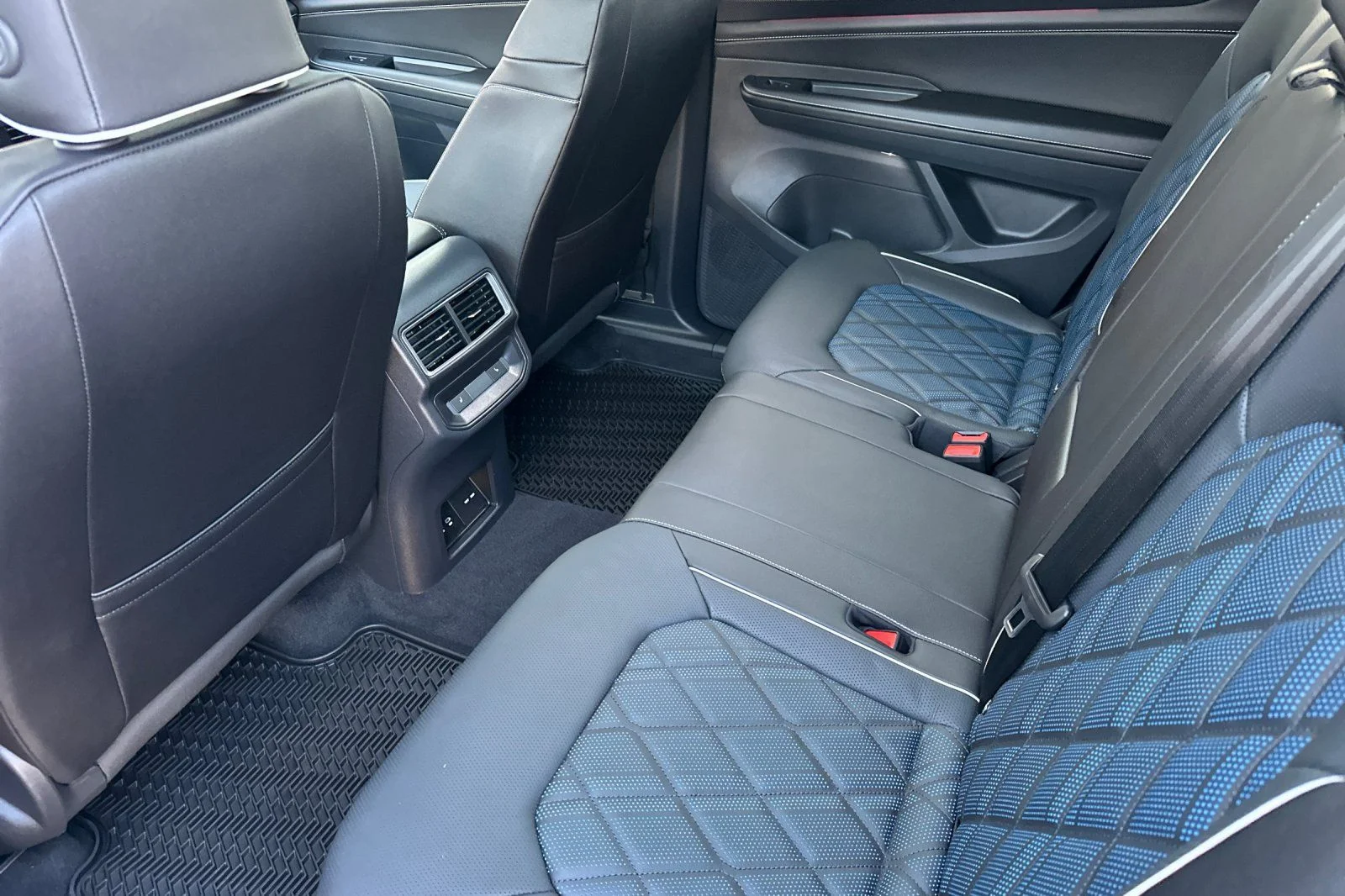 2026 Volkswagen Atlas Cross Sport SEL Premium R-LINE - Photo 10