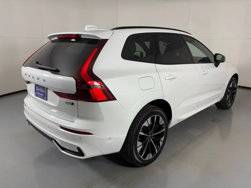 2026 Volvo XC60 Plus - Photo 8