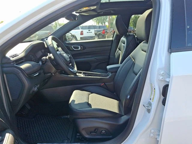 New 2025 White Jeep Latitude image 13