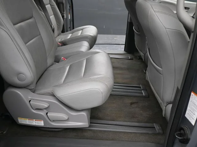 Used 2018 Silver Toyota XLE image 24