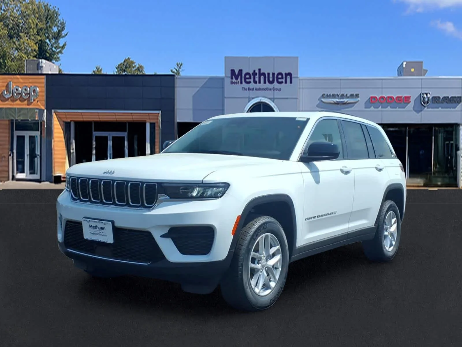 New 2026 Bright White Clear-Coat Exterior Paint Jeep Laredo X image 3