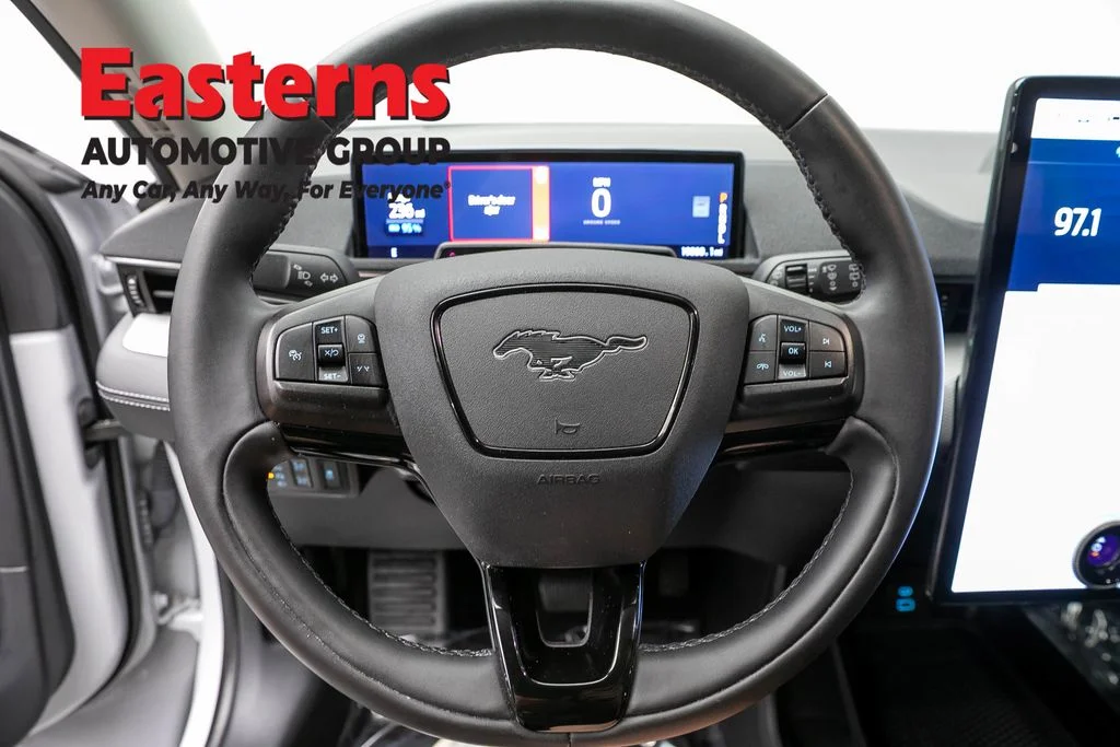 Used 2023 White Ford Select image 10