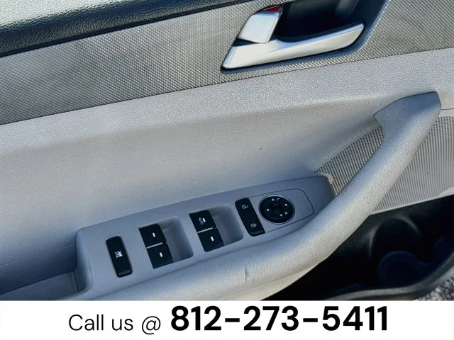 Used 2016 White Hyundai SE image 17