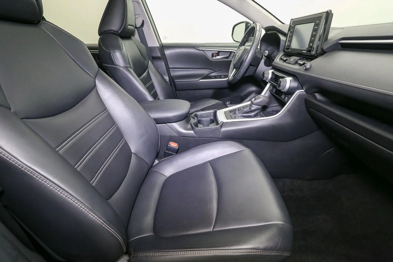 Used 2020 Magnetic Gray Metallic Toyota XLE Premium image 19