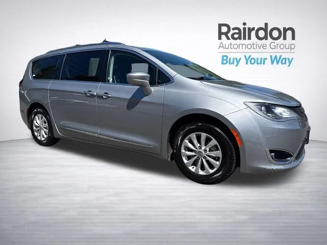 2019 Chrysler Pacifica Touring L's photo