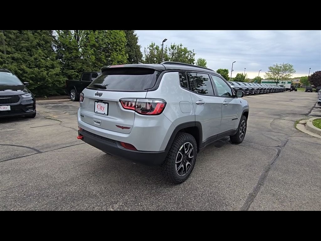 New 2026 Silver Zynith Metallic Clear-Coat Exterior Paint Jeep Trailhawk image 7