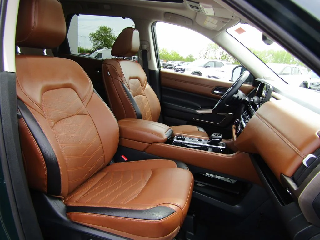 Used 2025 Obsidian Green Pearl Nissan Platinum image 17
