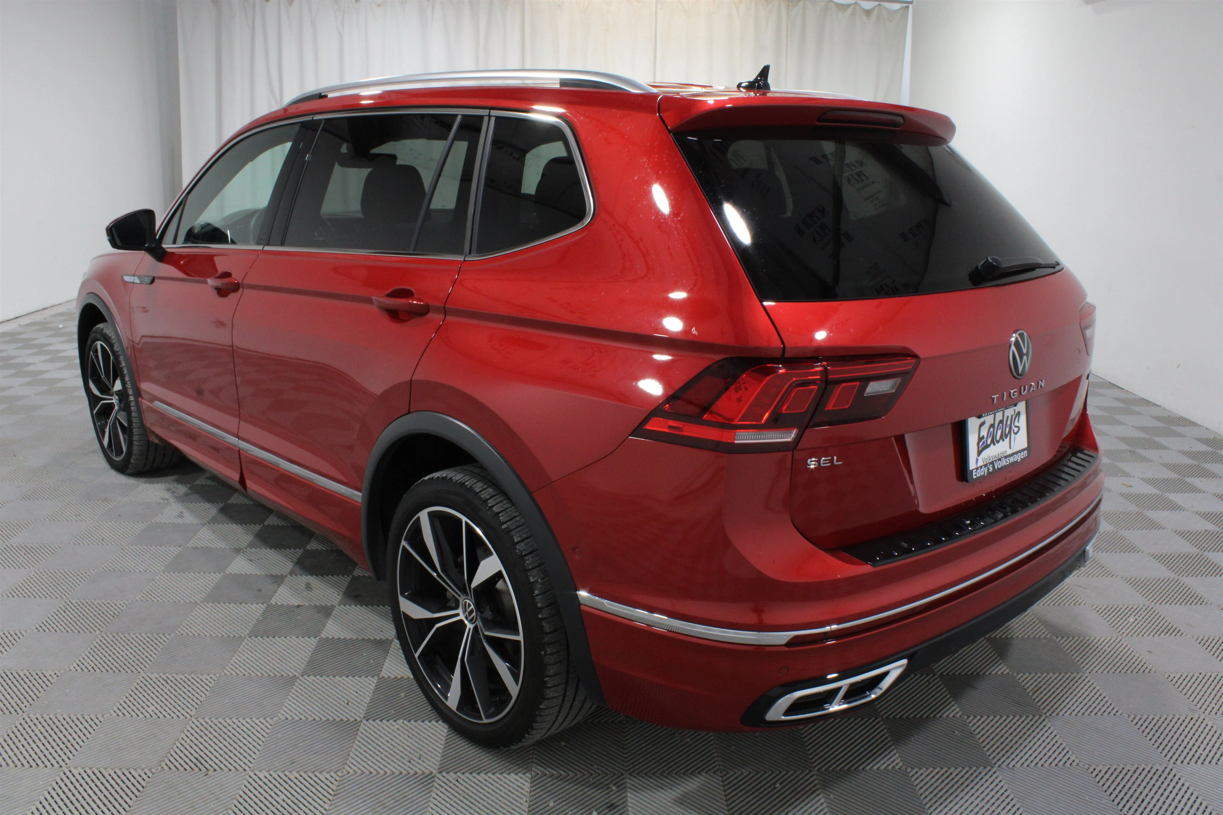 Used 2024 Kings Red Metallic Volkswagen SEL R-Line image 29