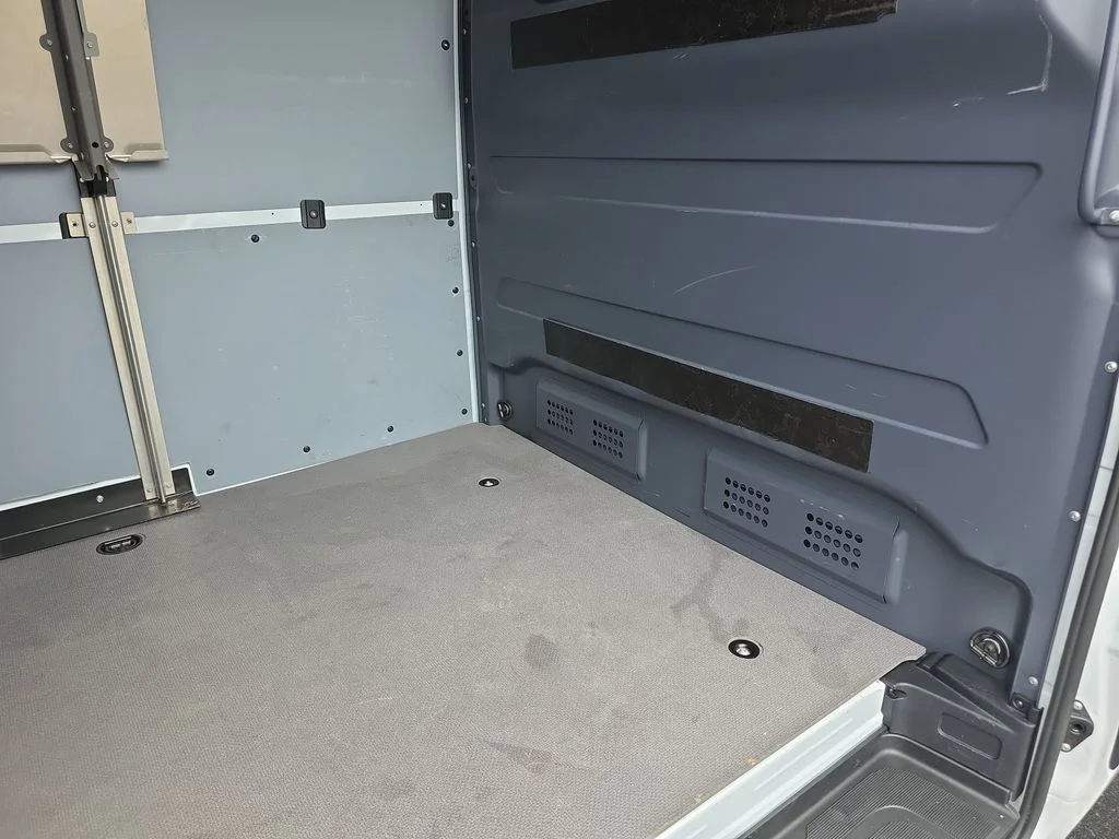 Used 2024  Mercedes-Benz Cargo 170 WB image 13