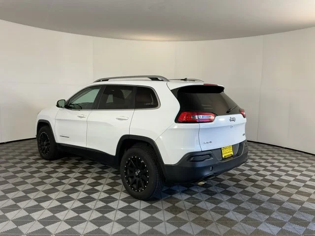 Used 2017 Bright White Clearcoat Jeep Latitude image 7
