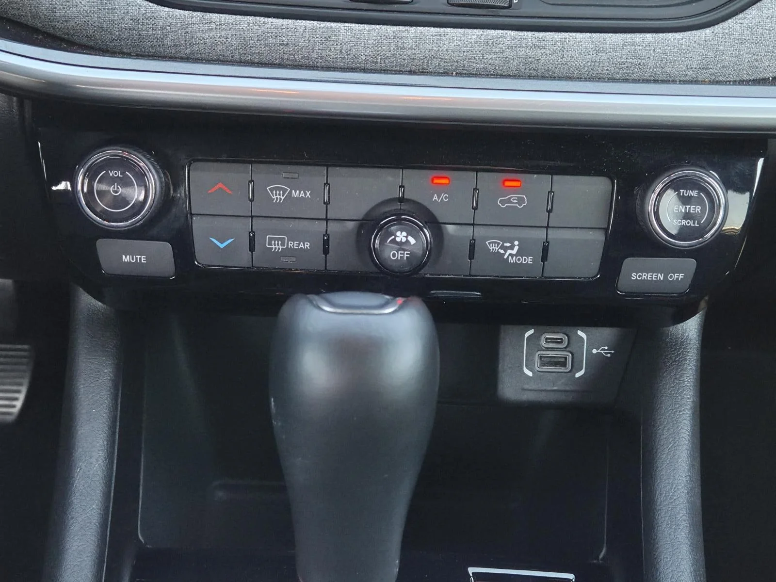 Used 2025 White/off-white Jeep Latitude 4x4 image 15