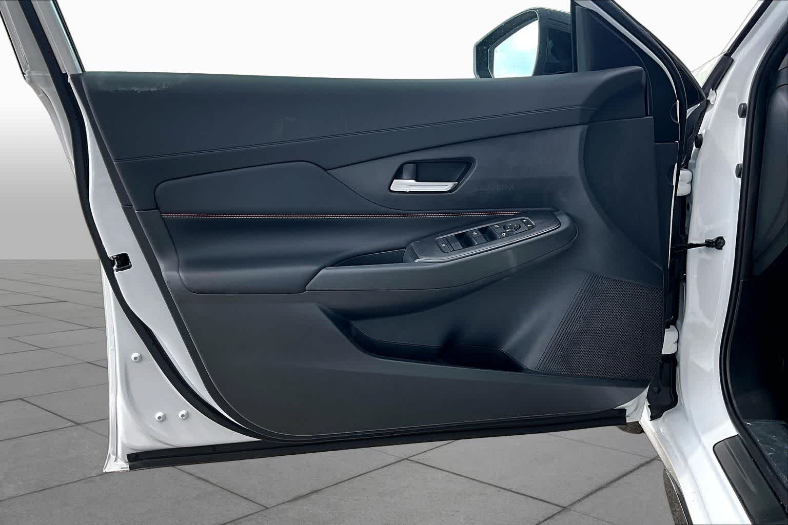 New 2026 Aspen White TriCoat / Super Black Two-tone Nissan SR image 13
