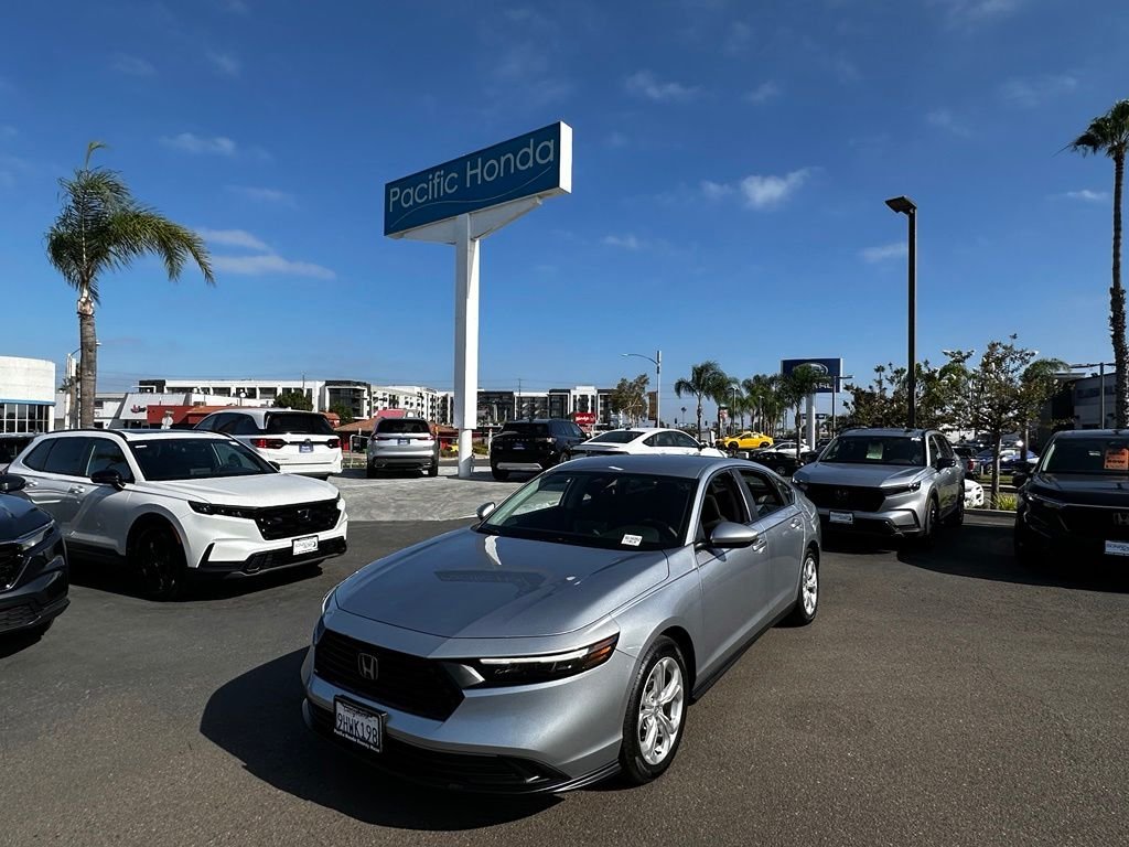 Used 2023 Silver Honda LX image 3