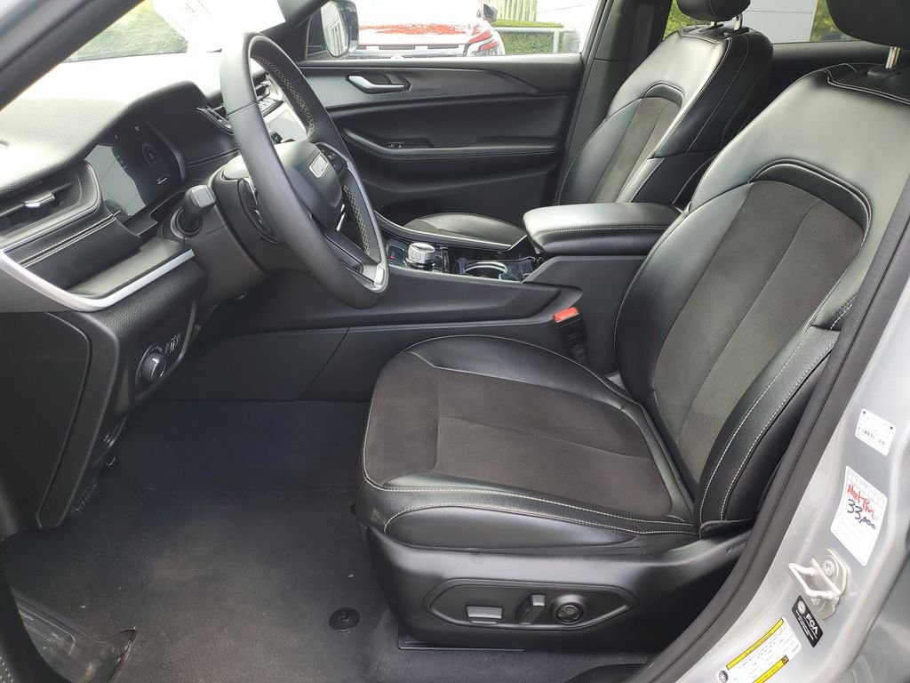 Used 2023 Silver Jeep Altitude image 22