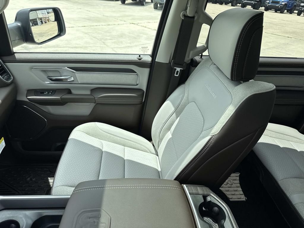 New 2026 Diamond Black Crystal Pearl-Coat Exterior Paint RAM Laramie image 32