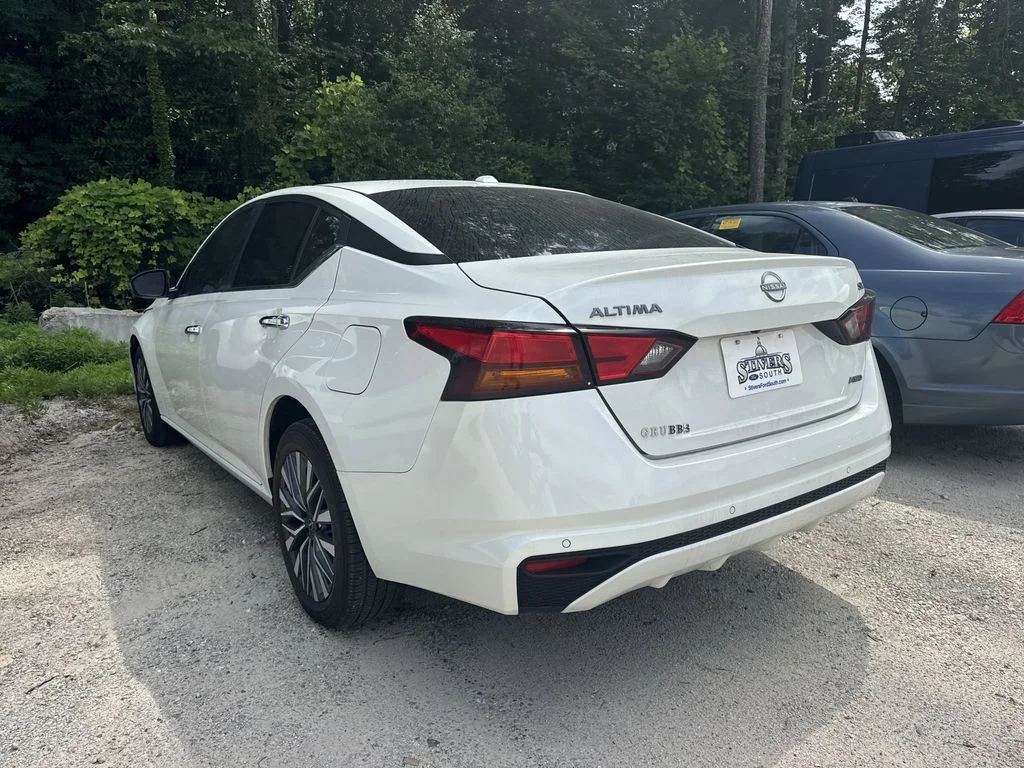 Used 2024 White Nissan 2.5 SV image 3