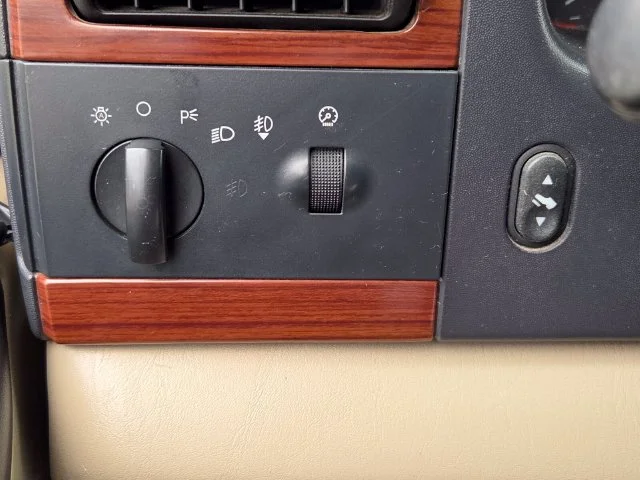 Used 2005  Ford Lariat image 29