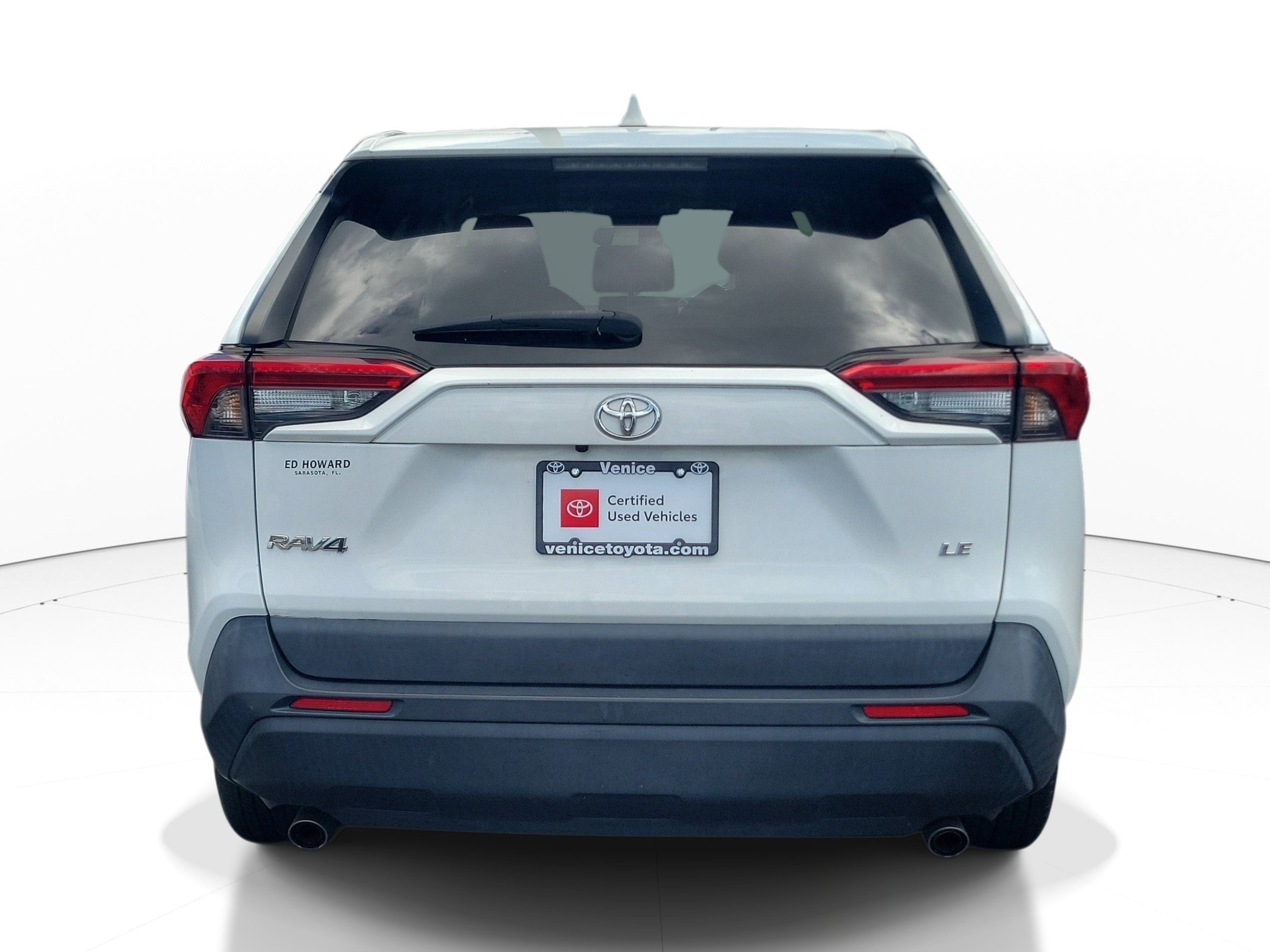 Used 2022 White Toyota LE image 5