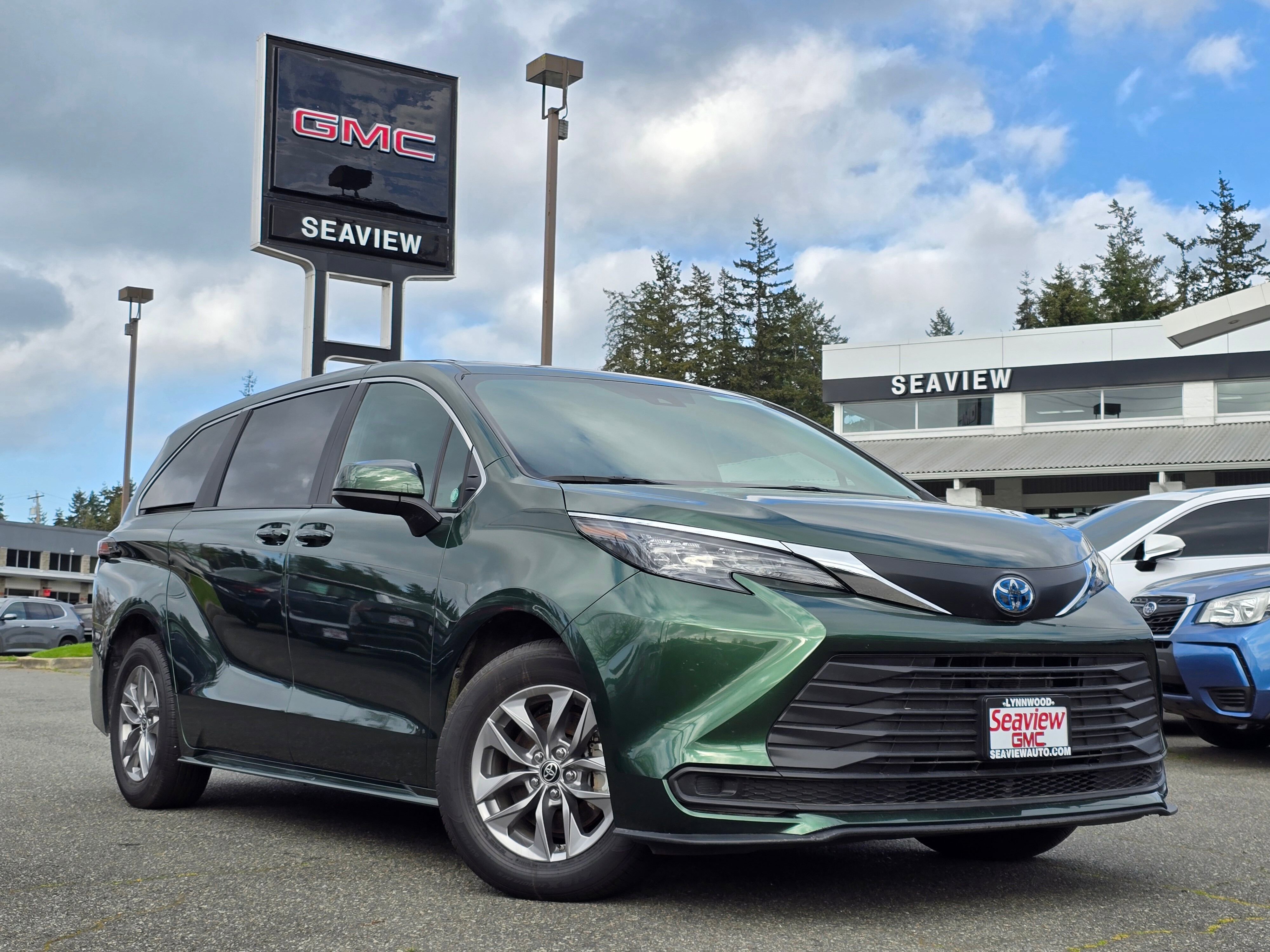 2025 Toyota Sienna LE 8-Passenger Hybrid FWD's photo