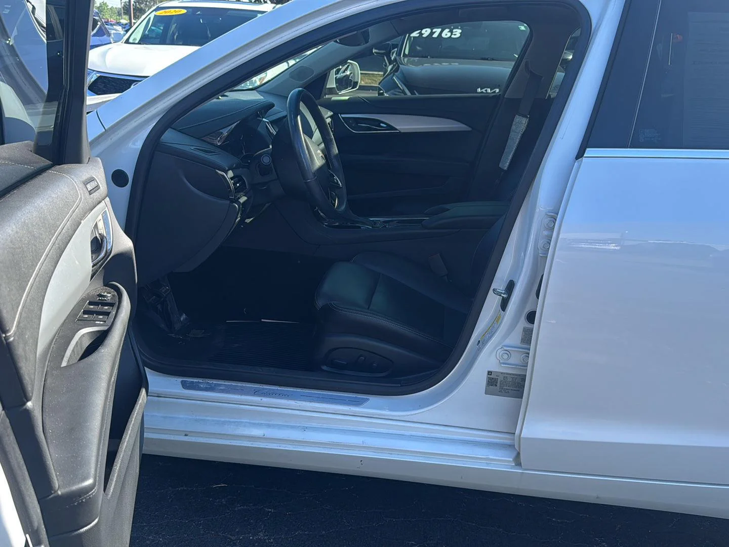 Used 2018 Crystal White Tricoat Cadillac Luxury AWD image 9