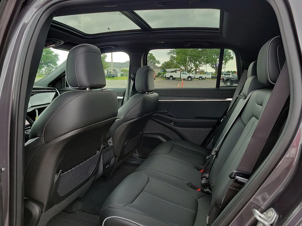 New 2025 Baltic Gray Metallic Clear-Coat Exterior Paint Jeep Limited image 9