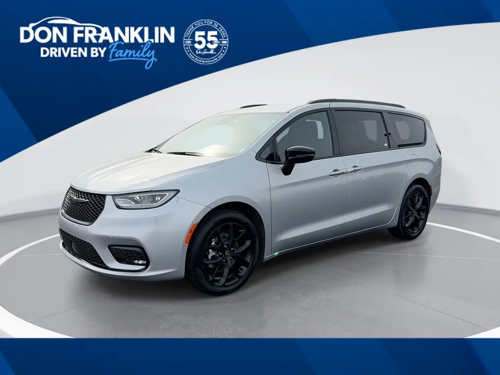 2026 Chrysler Pacifica Select's photo