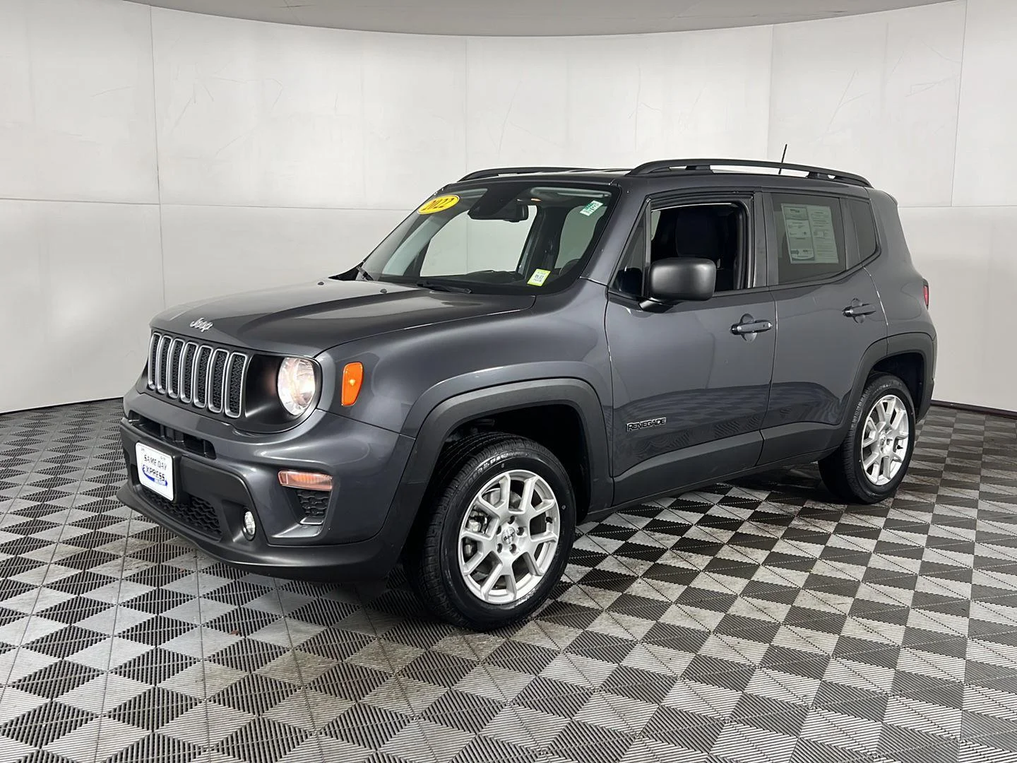 Used 2022 Graphite Gray Jeep Latitude image 5