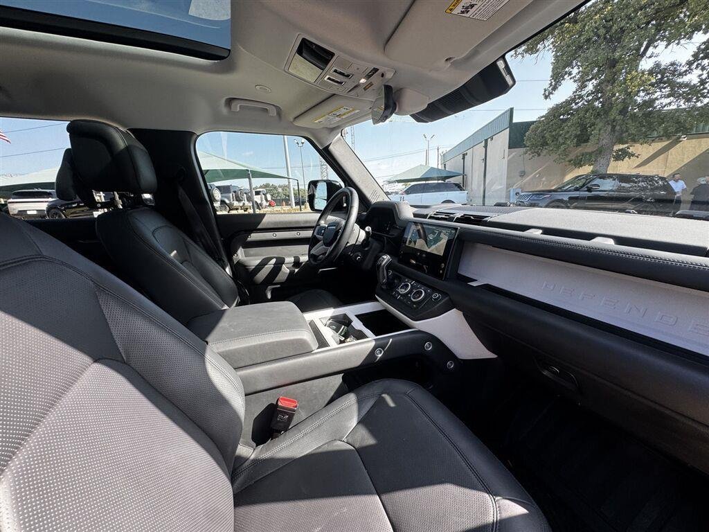 Used 2025 SANTORINI D110 P500 Land Rover X-Dynamic SE image 16
