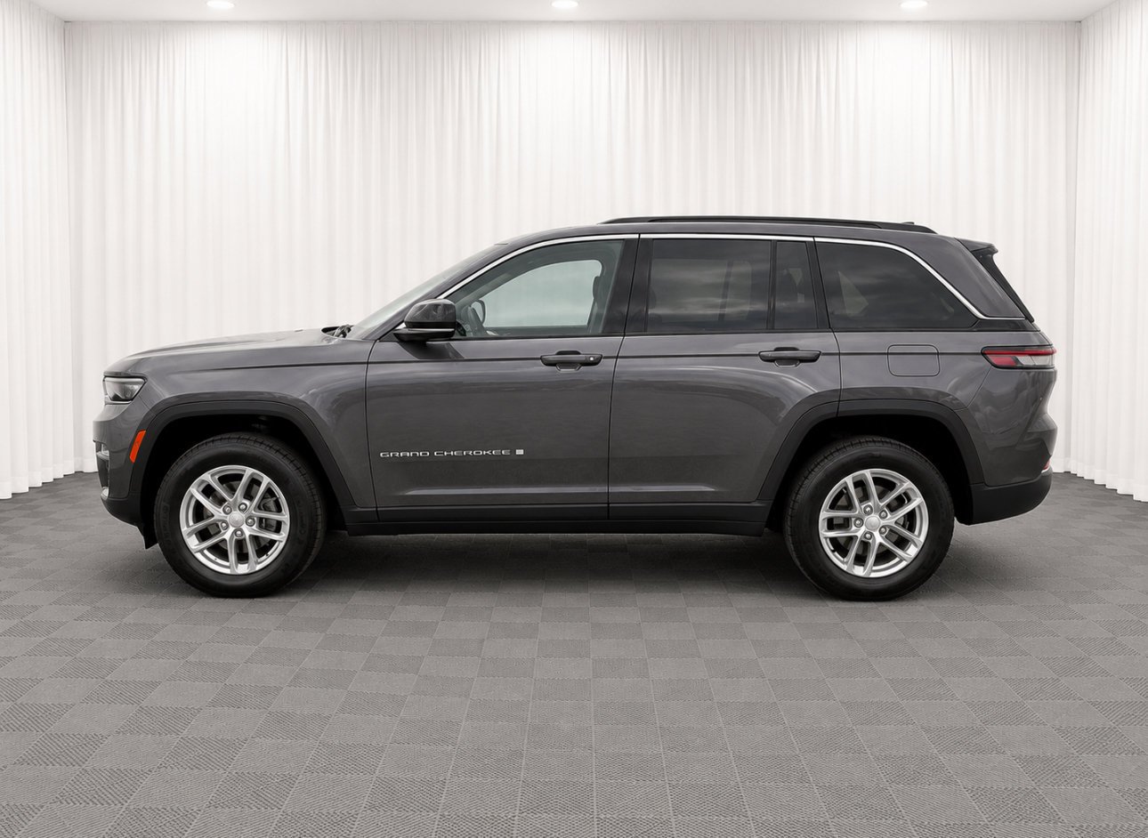 Used 2024 Baltic Gray Metallic Clearcoat Jeep Laredo X image 7
