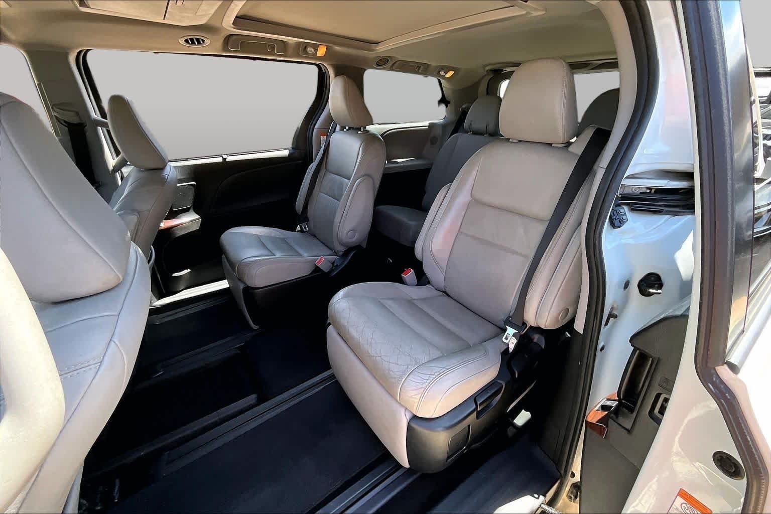 Used 2018 Blizzard Pearl Toyota Limited image 19