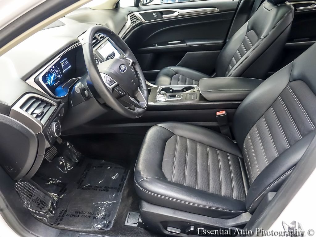Used 2017 White Platinum Clearcoat Metallic Ford SE image 11