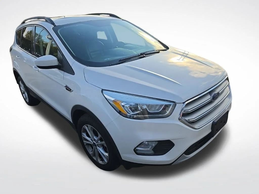 Used 2017 White Platinum Clearcoat Metallic Ford SE image 3