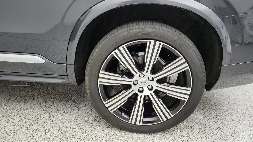 Used 2022 Savile Grey Metallic Volvo T6 AWD Inscription 7P w/ Bowers & Wilkins Audio & Air Suspension image 9