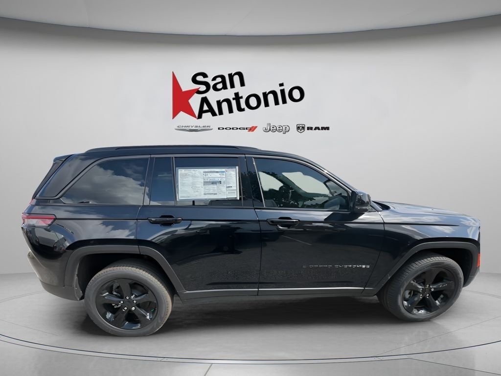 New 2026 Diamond Black Crystal Pearlcoat Jeep Limited image 16