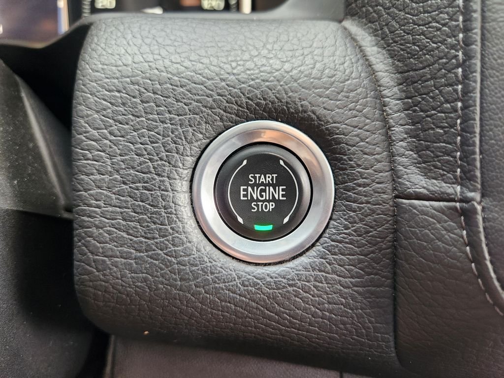 Used 2021 White Frost Tricoat GMC Denali image 21