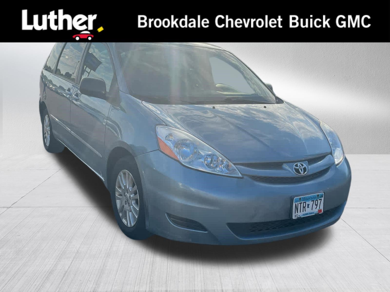2010 Toyota Sienna LE 7-Passenger's photo