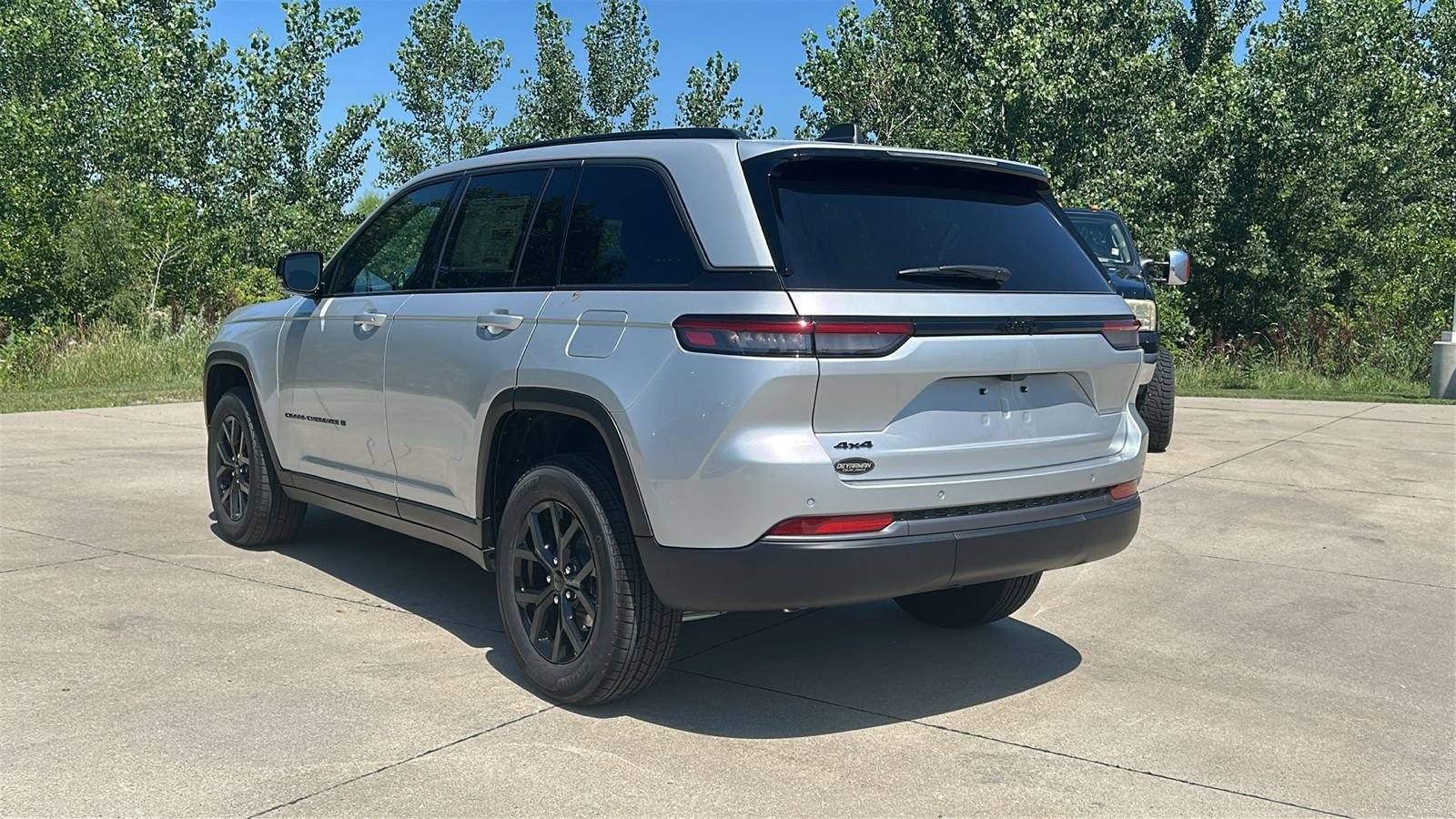 New 2026 Silver Zynith Exterior Paint Jeep Altitude image 6