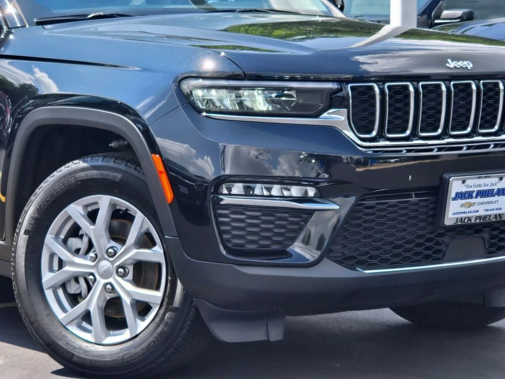 Used 2023 Black Jeep Limited 4x4 image 3
