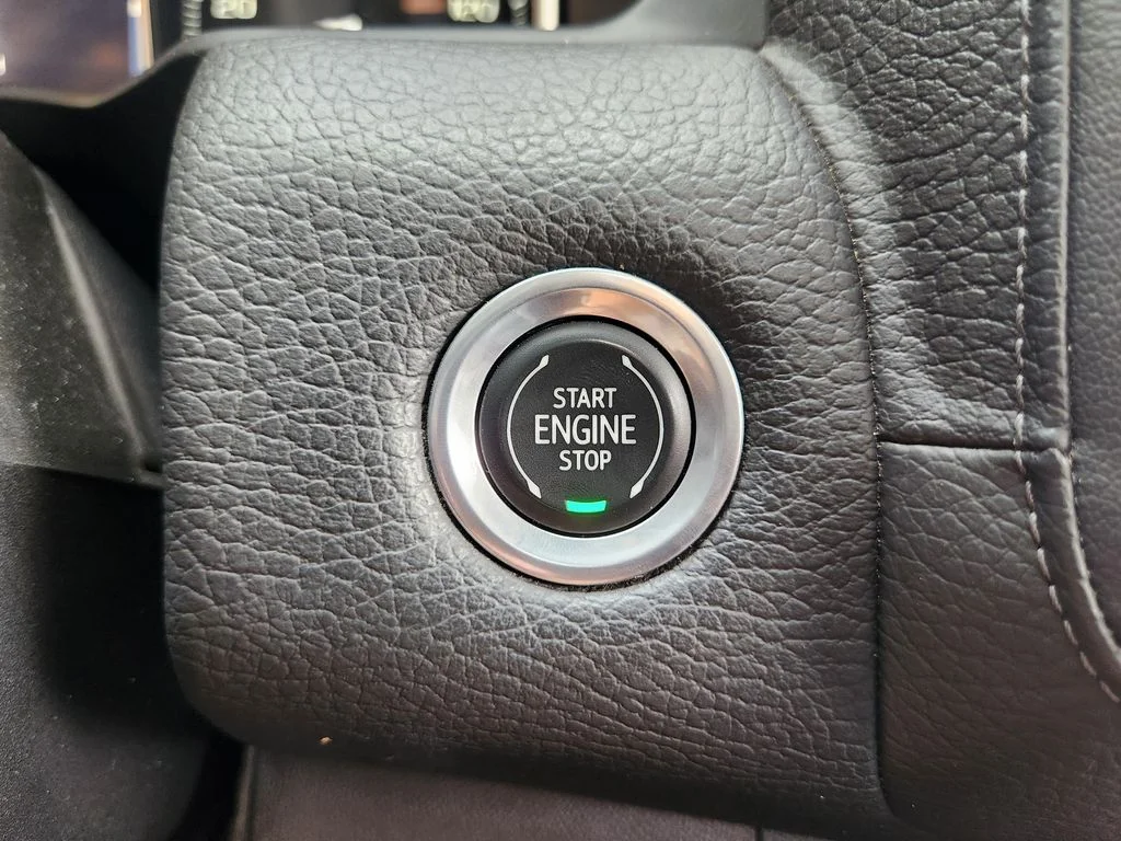 Used 2021 White Frost Tricoat GMC Denali image 21