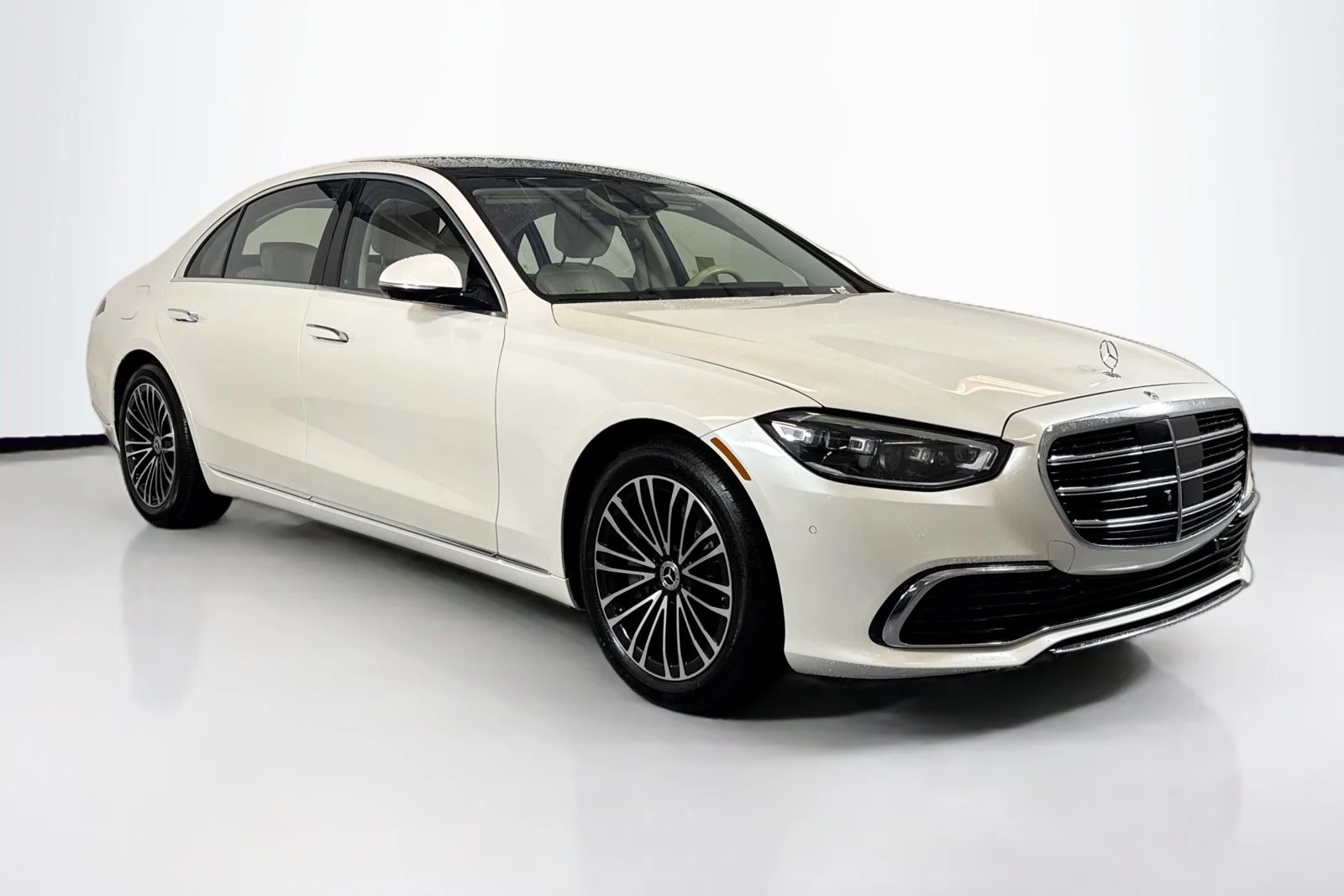 Used 2023 Manufaktur Diamond White Mercedes-Benz S 500 image 3