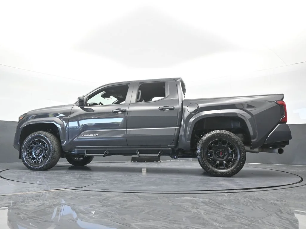 Used 2025 Underground Toyota SR5 image 63