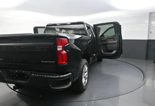 Used 2020  Chevrolet Custom image 44