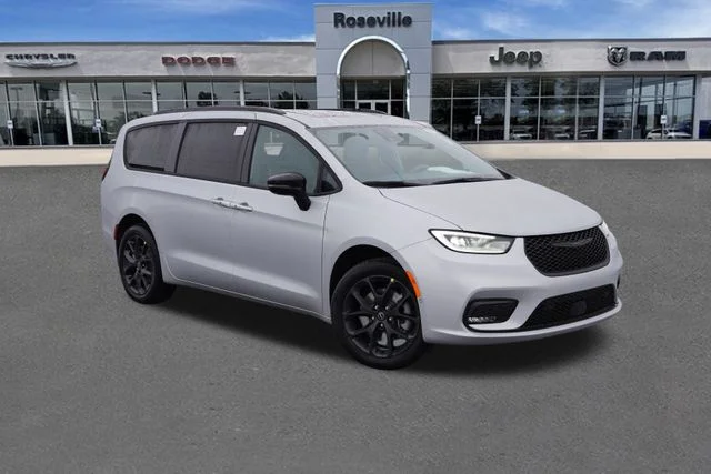 2026 Chrysler Pacifica Limited AWD's photo