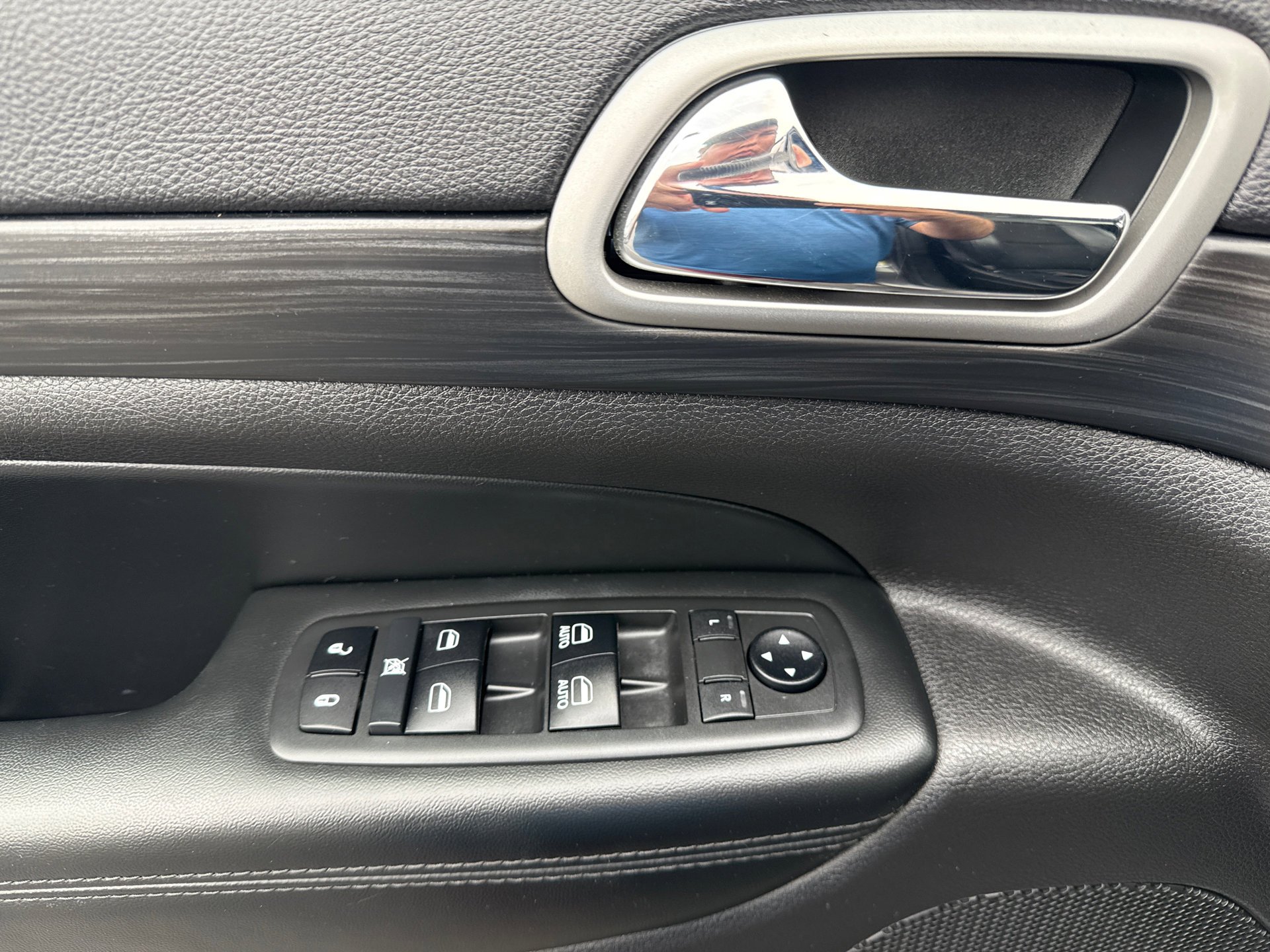 Used 2019 Granite Crystal Metallic Clearcoat Jeep Altitude image 23
