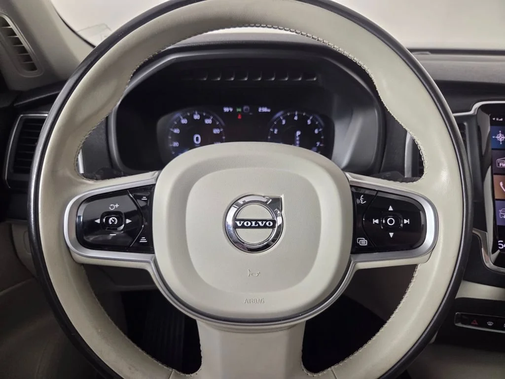 Used 2020 Crystal White Volvo Momentum image 17