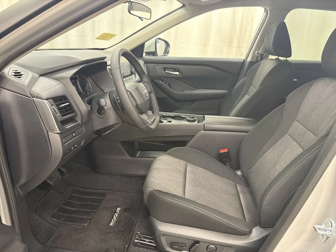 2025 Nissan Rogue SV - Photo 13