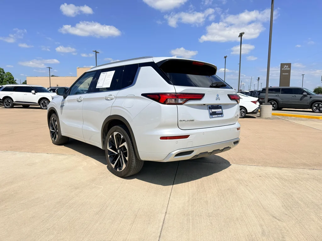Used 2024 White Diamond Mitsubishi SEL image 8